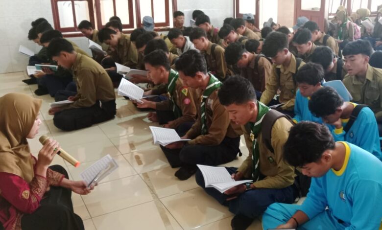 Suasana siswa SMK Muhammadiyah 7 Randudongkal khusyuk membaca Al-Qur'an bersama guru dalam program Jumat Religi.