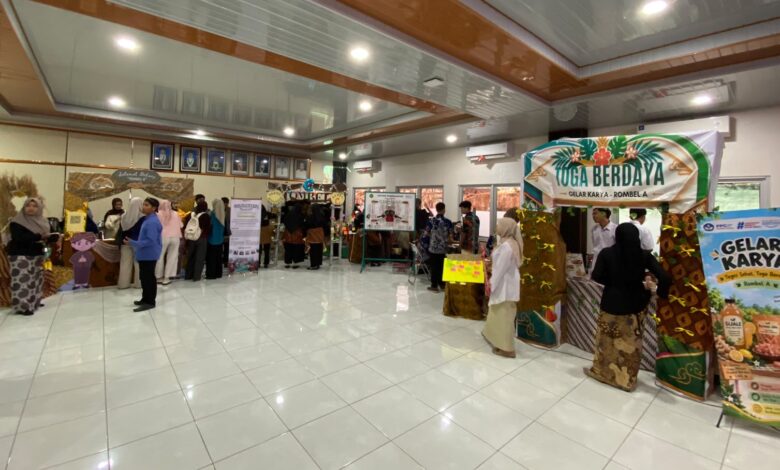 Mahasiswa menampilkan produk kreatif dan media pembelajaran dalam Gelar Karya PPG UMPWR di Ruang Seminar Kampus Timur.