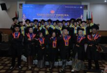 Para Wisudawan ITESA Muhammadiyah Semarang Berfoto Bersama dalam Rapat Senat Terbuka