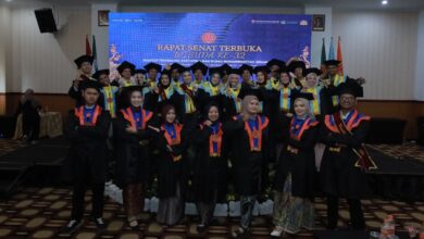 Para Wisudawan ITESA Muhammadiyah Semarang Berfoto Bersama dalam Rapat Senat Terbuka