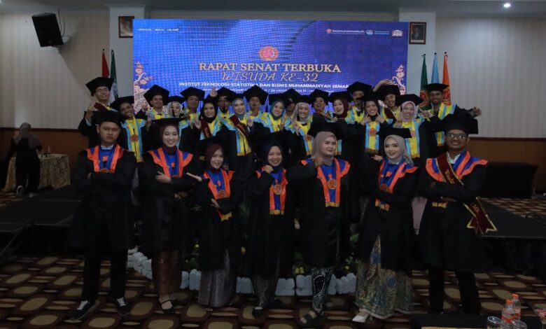 Para Wisudawan ITESA Muhammadiyah Semarang Berfoto Bersama dalam Rapat Senat Terbuka