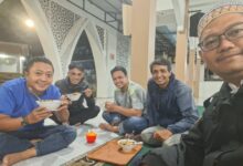 Rombongan BikersMu menikmati mi ayam bersama Pak Eko Polisi di Masjid Al Arqom Wonosobo saat singgah dalam perjalanan touring menuju Dieng.