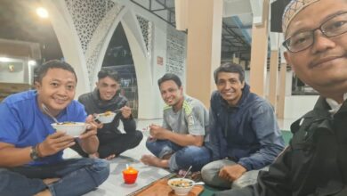 Rombongan BikersMu menikmati mi ayam bersama Pak Eko Polisi di Masjid Al Arqom Wonosobo saat singgah dalam perjalanan touring menuju Dieng.