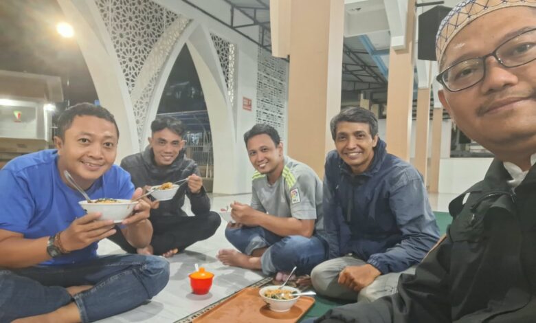 Rombongan BikersMu menikmati mi ayam bersama Pak Eko Polisi di Masjid Al Arqom Wonosobo saat singgah dalam perjalanan touring menuju Dieng.