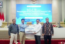 Pelindo Peduli Pendidikan serahkan secara simbolis bantuan penunjang pendidikan TJSL kepada Universitas Muhammadiyah Purwokerto