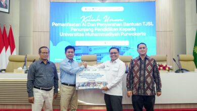 Pelindo Peduli Pendidikan serahkan secara simbolis bantuan penunjang pendidikan TJSL kepada Universitas Muhammadiyah Purwokerto