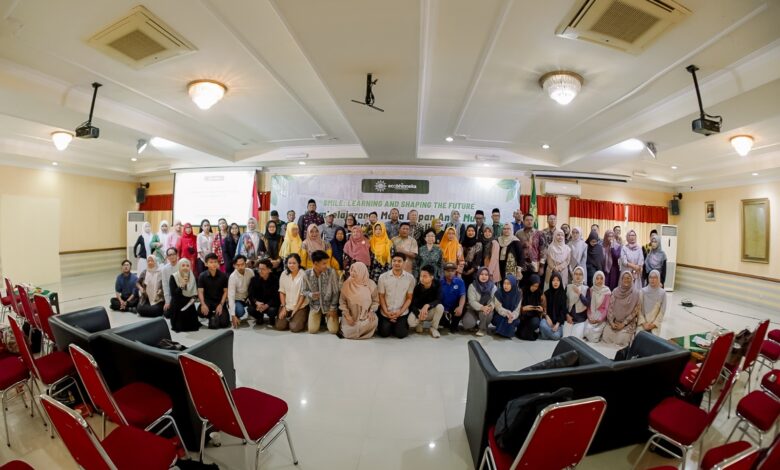 Foto bersama peserta dan tokoh dalam acara SMILE Eco Bhinneka Muhammadiyah untuk aksi keadilan iklim di Gedung Pusat Dakwah Muhammadiyah Jakarta.