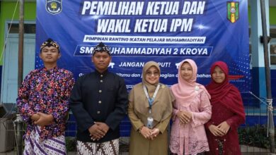 Suasana pemilihan ketua IPM SMP Muhammadiyah 2 Kroya memperlihatkan para kandidat dan guru mengenakan pakaian adat Jawa.