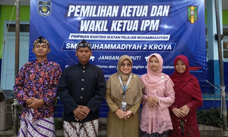 Suasana pemilihan ketua IPM SMP Muhammadiyah 2 Kroya memperlihatkan para kandidat dan guru mengenakan pakaian adat Jawa.