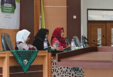 Narasumber Wahyu Bintari menyampaikan materi pencegahan kekerasan seksual di kampus pada workshop FITK UIN Sunan Kalijaga.