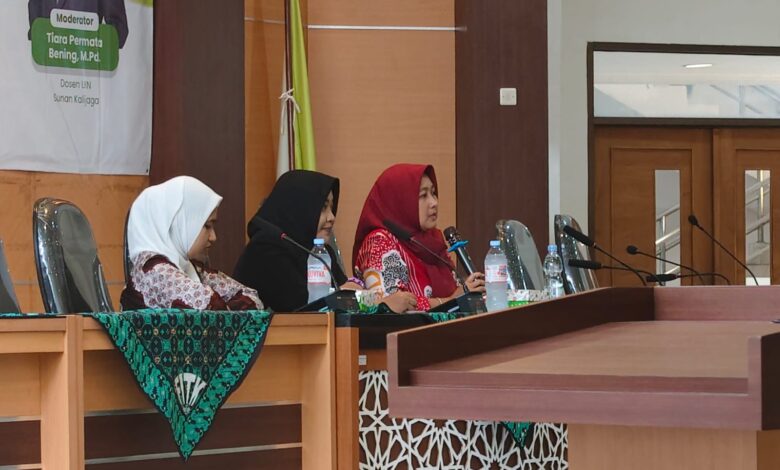 Narasumber Wahyu Bintari menyampaikan materi pencegahan kekerasan seksual di kampus pada workshop FITK UIN Sunan Kalijaga.