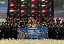 Mahasiswa UNIMUGO foto bersama saat field trip edukasi pasar modal di Bursa Efek Indonesia Jakarta.