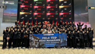 Mahasiswa UNIMUGO foto bersama saat field trip edukasi pasar modal di Bursa Efek Indonesia Jakarta.