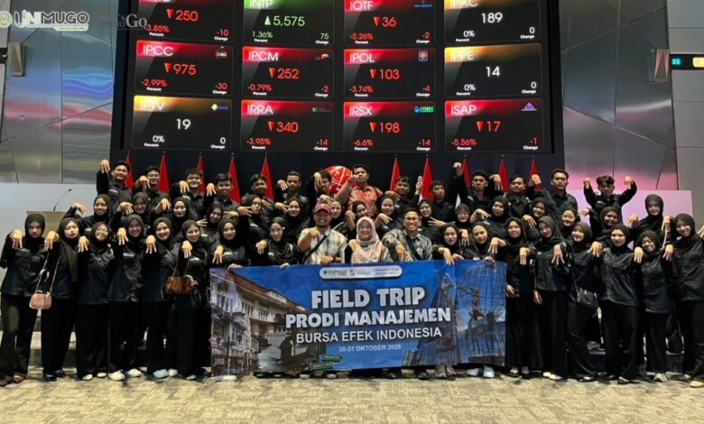 Mahasiswa UNIMUGO foto bersama saat field trip edukasi pasar modal di Bursa Efek Indonesia Jakarta.