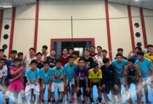 Mahasiswa peserta kompetisi futsal foto bersama dalam pembukaan ajang POMU #4 UNIMUGO 2026 di lapangan indoor Universitas Muhammadiyah Gombong.