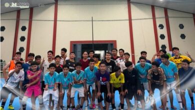 Mahasiswa peserta kompetisi futsal foto bersama dalam pembukaan ajang POMU #4 UNIMUGO 2026 di lapangan indoor Universitas Muhammadiyah Gombong.