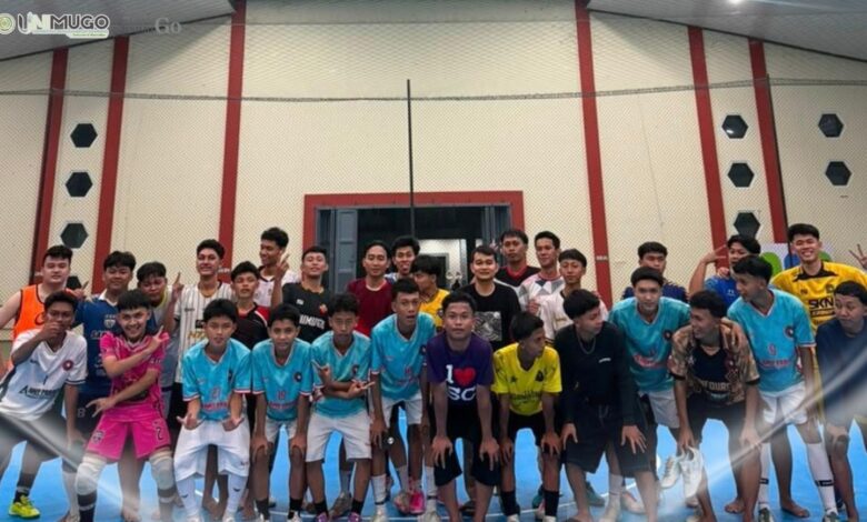 Mahasiswa peserta kompetisi futsal foto bersama dalam pembukaan ajang POMU #4 UNIMUGO 2026 di lapangan indoor Universitas Muhammadiyah Gombong.