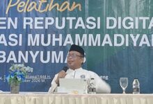 Ketua PDM Muhammadiyah Banyumas Drs. M. Djohar, M.Pd. menyampaikan arahan pada Pelatihan Manajemen Reputasi Digital di Moro Seneng Baturraden.