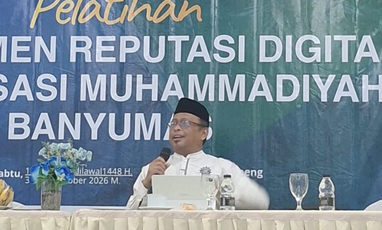 Ketua PDM Muhammadiyah Banyumas Drs. M. Djohar, M.Pd. menyampaikan arahan pada Pelatihan Manajemen Reputasi Digital di Moro Seneng Baturraden.