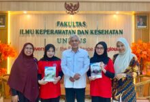 Mahasiswa Ners UNIMUS berfoto bersama pimpinan Fakultas Ilmu Keperawatan dan Kesehatan UNIMUS saat apresiasi prestasi INSCO 2026.