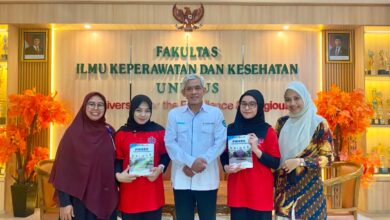 Mahasiswa Ners UNIMUS berfoto bersama pimpinan Fakultas Ilmu Keperawatan dan Kesehatan UNIMUS saat apresiasi prestasi INSCO 2026.