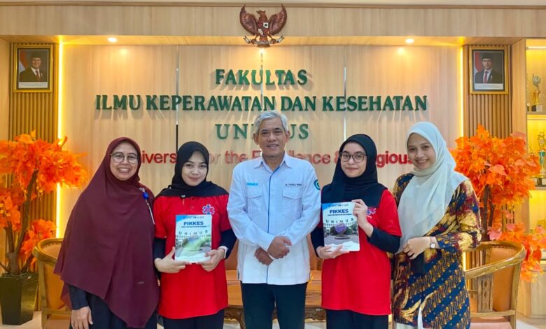 Mahasiswa Ners UNIMUS berfoto bersama pimpinan Fakultas Ilmu Keperawatan dan Kesehatan UNIMUS saat apresiasi prestasi INSCO 2026.