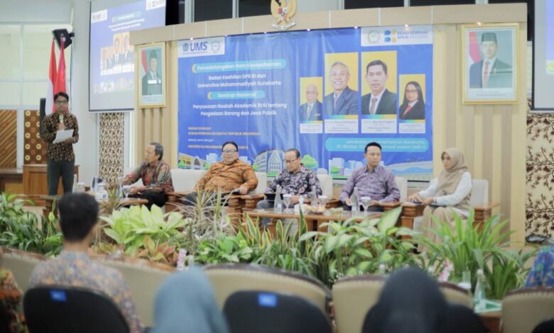 Suasana diskusi penyusunan RUU Pengadaan Barang dan Jasa yang diselenggarakan oleh Badan Keahlian DPR RI bersama Universitas Muhammadiyah Surakarta (UMS).