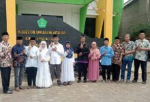 Peserta nikah massal gratis foto bersama pengurus PRM Malabar di depan Kantor Urusan Agama KUA Wanareja Cilacap