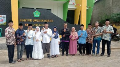 Peserta nikah massal gratis foto bersama pengurus PRM Malabar di depan Kantor Urusan Agama KUA Wanareja Cilacap