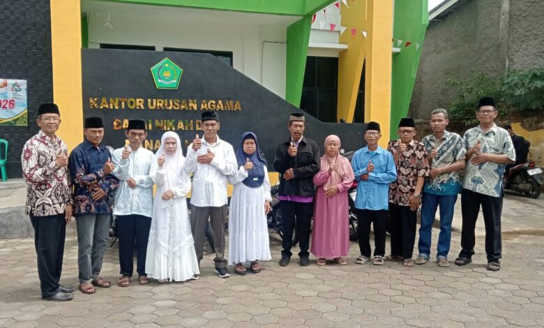 Peserta nikah massal gratis foto bersama pengurus PRM Malabar di depan Kantor Urusan Agama KUA Wanareja Cilacap