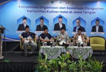 Para narasumber dan pimpinan LDK PWM Jateng dalam acara Konsolidasi dan Sosialisasi Penguatan Komunitas Kuliner Halal Jawa Tengah di Hotel Grasia Semarang.