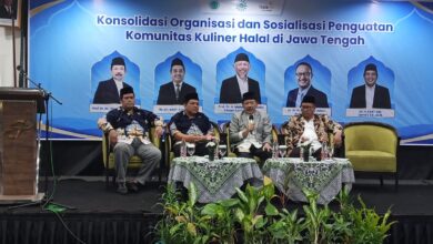 Para narasumber dan pimpinan LDK PWM Jateng dalam acara Konsolidasi dan Sosialisasi Penguatan Komunitas Kuliner Halal Jawa Tengah di Hotel Grasia Semarang.
