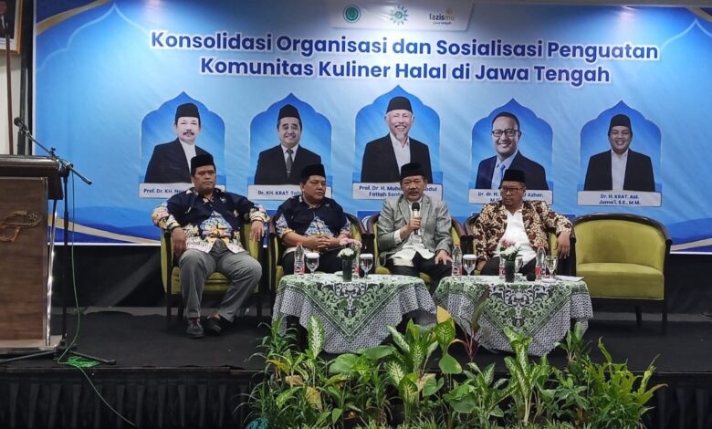 Para narasumber dan pimpinan LDK PWM Jateng dalam acara Konsolidasi dan Sosialisasi Penguatan Komunitas Kuliner Halal Jawa Tengah di Hotel Grasia Semarang.