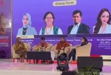 Suasana diskusi panel Konvensi Humas Indonesia 2026 di Solo menampilkan narasumber dan panggung berlatar layar ungu.