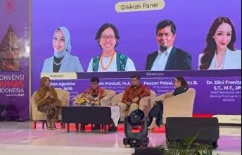 Suasana diskusi panel Konvensi Humas Indonesia 2026 di Solo menampilkan narasumber dan panggung berlatar layar ungu.