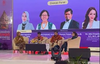Suasana diskusi panel Konvensi Humas Indonesia 2026 di Solo menampilkan narasumber dan panggung berlatar layar ungu.